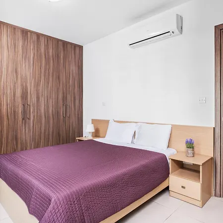 Downtown With 2 Bedrooms Lárnaca