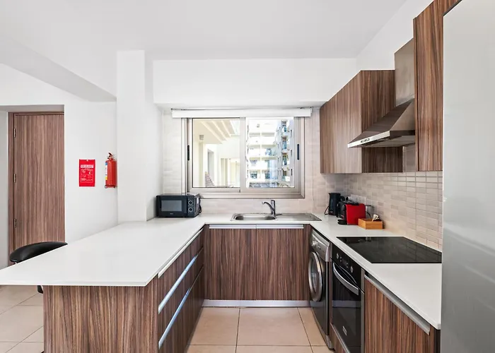 Downown With 2 Bedrooms *