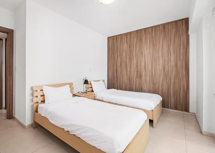 Downown With 2 Bedrooms *